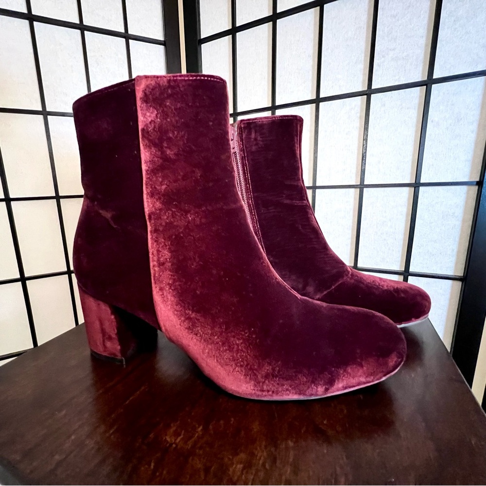 NATURALIZER BURGUNDY VELVET BLOCK HEEL ANKLE BOOTIES